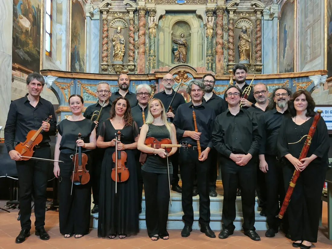 Musicisti dell'associazione La Via Delle Arti durante un concerto